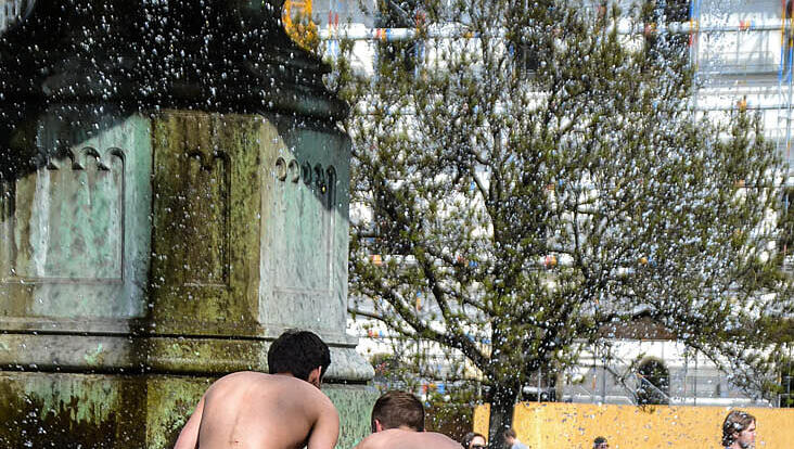 Die Nackedeis vom Geschwister-Scholl-Platz. Die Bilder. Die Nackedeis vom Geschwister-Scholl-Platz. Die Bilder.