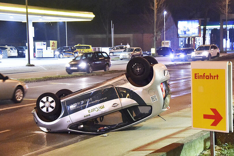 Der VW up landete auf dem Dach, die Fahrerin wurde nur leicht verletzt.
