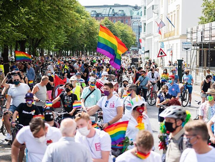 Mehr als 2000 Menschen haben an der CSD-Fahrraddemo teilgenommen.