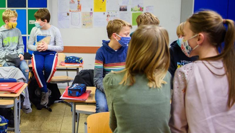 In der  Regensburger St.-Vincent-Schule testen sich die Schüler in der Notbetreuung nun selbst auf Corona. (Symbolbild)