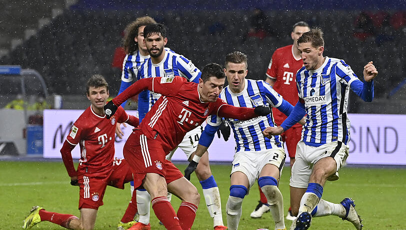Bayerns Robert Lewandowski (m.) blieb in Berlin ohne eigenen Treffer.