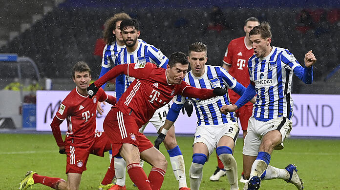 Bayerns Robert Lewandowski (m.) blieb in Berlin ohne eigenen Treffer.