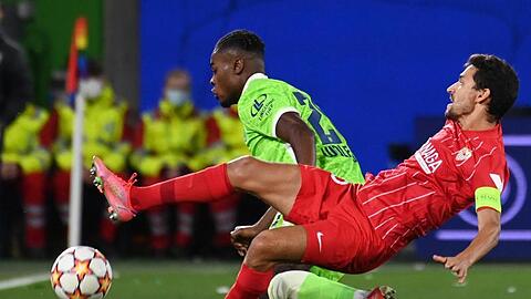Wolfsburgs Ridle Baku (l) und Sevillas Jesus Navas kämpfen um den Ballbesitz.
