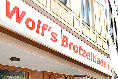 Den Mietern über Markus Wolfs Brotzeitladen.