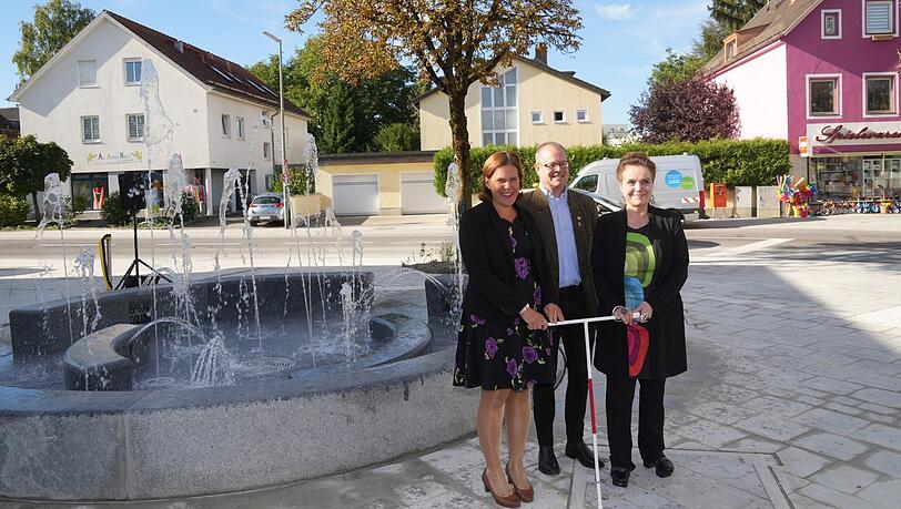 Am kreisrunden Brunnen: v.l. Verena Dietl, Stefan Ziegler und Baureferentin Jeanne-Marie Ehbauer.