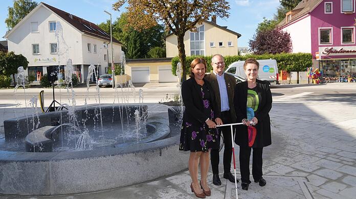 Am kreisrunden Brunnen: v.l. Verena Dietl, Stefan Ziegler und Baureferentin Jeanne-Marie Ehbauer.