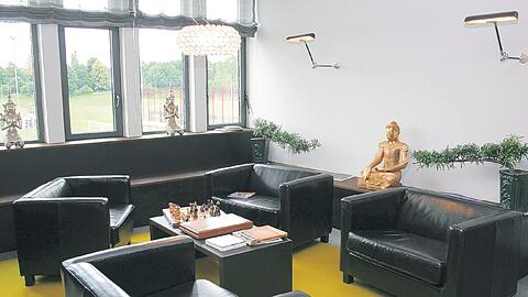 Aus für die Buddhas: Der FC Bayern hat die goldenen Statuen wegräumen lassen.