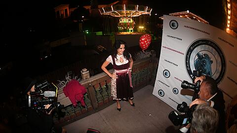Die Schauspielerin Mariella Ahrens feiert beim "Almauftrieb" im Käfer-Zelt auf dem Oktoberfest.