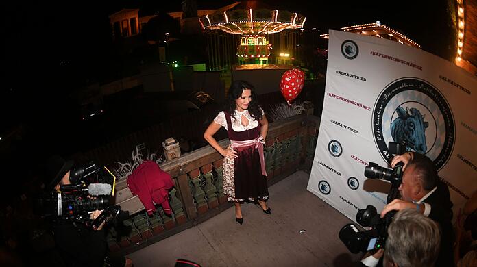 Die Schauspielerin Mariella Ahrens feiert beim "Almauftrieb" im Käfer-Zelt auf dem Oktoberfest.