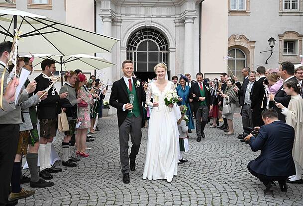 Da strahlt das Glück: Stanislaus Prinz von Bayern mit seiner Frau Isabella beim Auszug aus der Kirche am Samstag in Salzburg. Da strahlt das Glück: Stanislaus Prinz von Bayern mit seiner Frau Isabella beim Auszug aus der Kirche am Samstag in Salzburg.