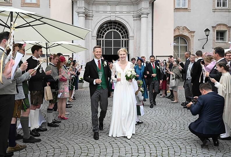Da strahlt das Glück: Stanislaus Prinz von Bayern mit seiner Frau Isabella beim Auszug aus der Kirche am Samstag in Salzburg.