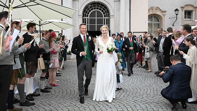 Da strahlt das Glück: Stanislaus Prinz von Bayern mit seiner Frau Isabella beim Auszug aus der Kirche am Samstag in Salzburg. Da strahlt das Glück: Stanislaus Prinz von Bayern mit seiner Frau Isabella beim Auszug aus der Kirche am Samstag in Salzburg.