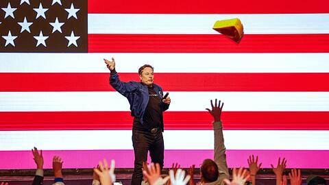 Musk wirft seinen Käsehut während einer Veranstaltung vor der Richterwahl im US-Bundesstaat Wisconsin in die Menschenmenge.
