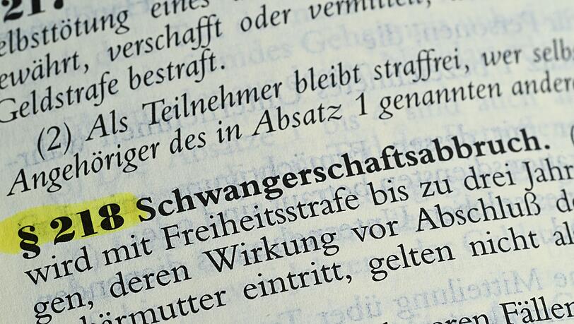 Schwangerschaftsabbrüche in den ersten zwölf Wochen sollten nach dem Willen der Ärzte außerhalb des Strafgesetzbuchs geregelt werden, die Beratungspflicht für ungewollt Schwangere soll aber bleiben.