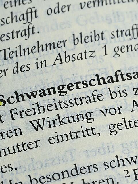 Schwangerschaftsabbrüche in den ersten zwölf Wochen sollten nach dem Willen der Ärzte außerhalb des Strafgesetzbuchs geregelt werden, die Beratungspflicht für ungewollt Schwangere soll aber bleiben.