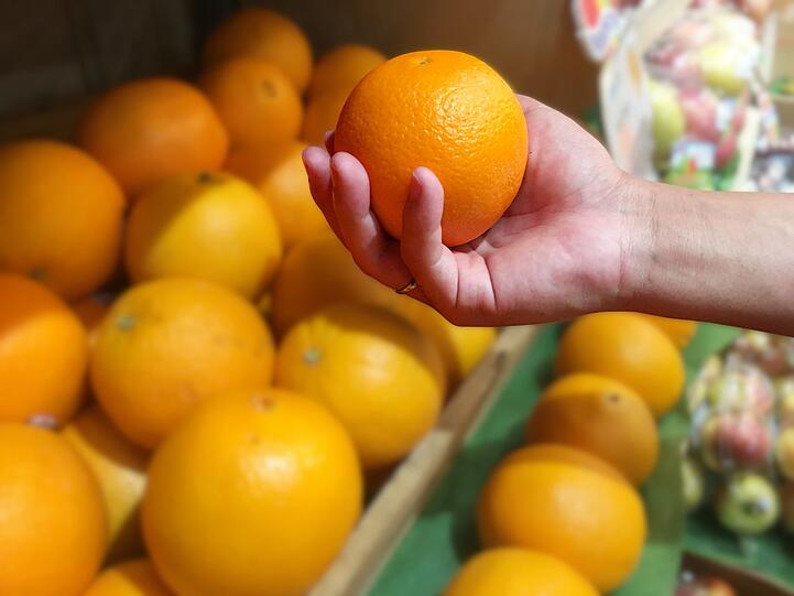 Orangen sollten Sie leicht drücken, bevor Sie sie kaufen. Geben sie etwas nach, sind sie reif. Zitrusfrüchte reifen übrigens nicht mehr nach. Kaufen Sie also keine unreifen Früchte und hoffen, das sie bei Ihnen zu Hause noch reif werden. Kleiner Tipp: Mehr Saft ist in schweren Orangen enthalten. Orangen sollten Sie leicht drücken, bevor Sie sie kaufen. Geben sie etwas nach, sind sie reif. Zitrusfrüchte reifen übrigens nicht mehr nach. Kaufen Sie also keine unreifen Früchte und hoffen, das sie bei Ihnen zu Hause noch reif werden. Kleiner Tipp: Mehr Saft ist in schweren Orangen enthalten.