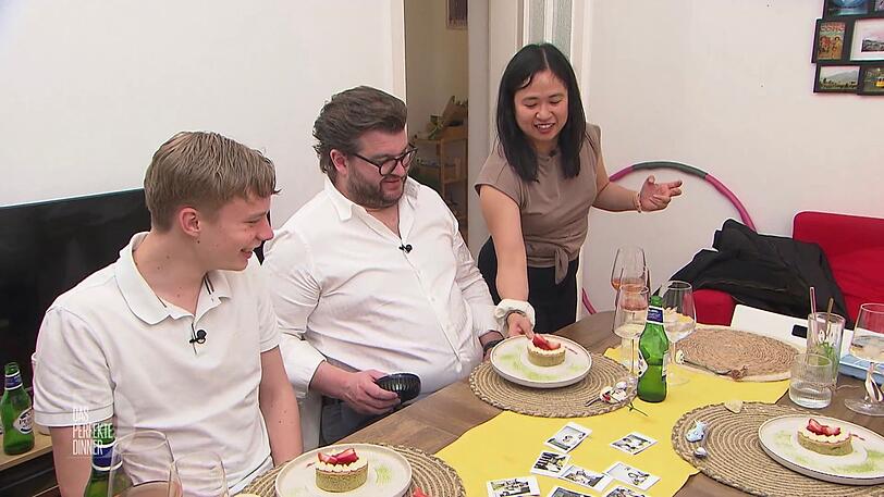 Noah (links) und Gregor freuen sich über Minhs Matchakuchen zum Dessert. Noah (links) und Gregor freuen sich über Minhs Matchakuchen zum Dessert.