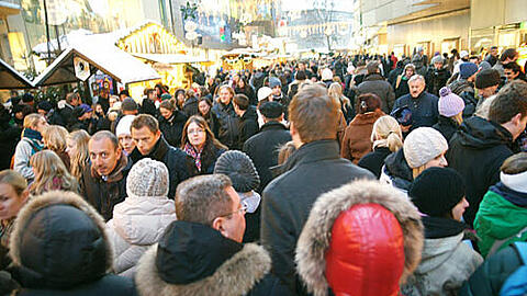 Bloß keine Platzangst: Sonst hat man in der Fußgängerzone ein Problem. Die Aufnahme zeigt das Gewusel am zweiten Adventssamstag.