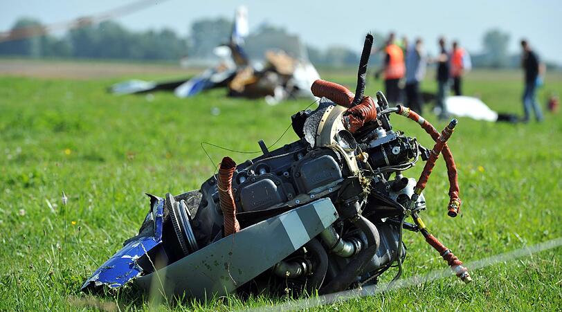 Aus unbekannter Ursache ist das einmotorige Sportflugzeug kurz nach dem Start vom Flugplatz Günzburg auf einem Feld abgestürzt. Beide Insassen kamen ums Leben.