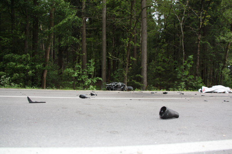 Er hatte keine Chance: Mit dem Kopf prallte ein Motorradfahrer bei Rechtmehring gegen den Seitenaufbau des entgegenkommenden Kleinlasters. Der Mann war sofort tot.