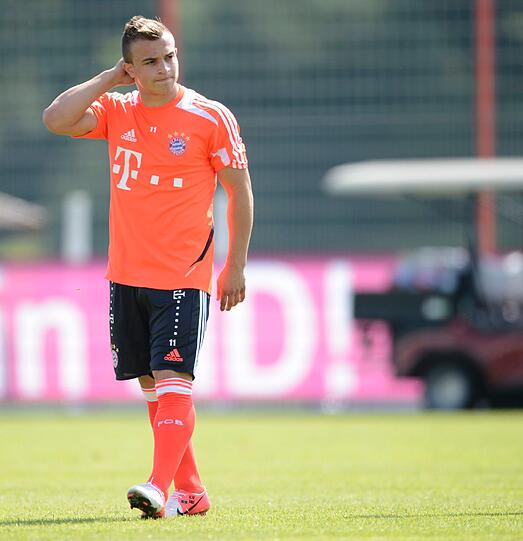Neuzugang Xherdan Shaqiri ackert im Training.