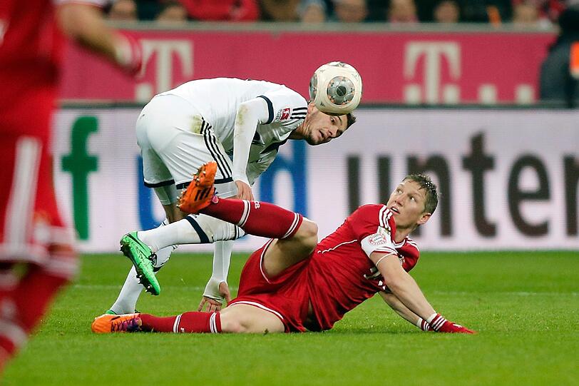 BASTIAN SCHWEINSTEIGER NOTE 3
Klar, die Kollegen &ndash; und vor allem die Schalker &ndash; machten es ihm einfach. Aber er spielte, als ob er nie weg gewesen wäre. Sofort wieder Protagonist &ndash; auch wenn er schon mal passsicherer war.