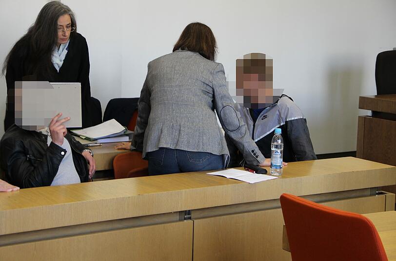 Die beiden Angeklagten mit Anwältin und Dolmetscherin: Sie sollen in München für neun Einbrüche verantwortlich sein.