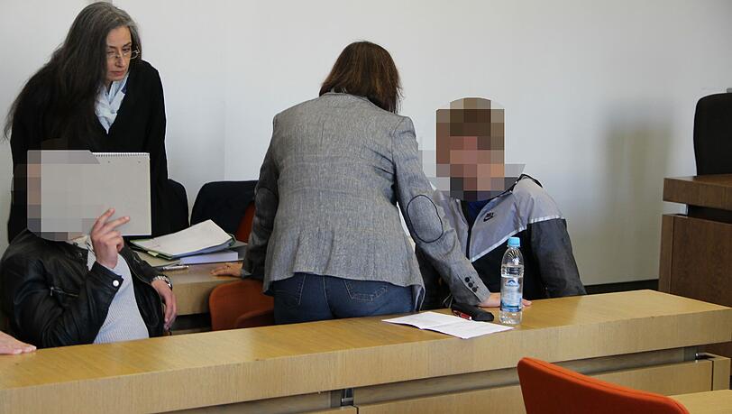Die beiden Angeklagten mit Anwältin und Dolmetscherin: Sie sollen in München für neun Einbrüche verantwortlich sein. Die beiden Angeklagten mit Anwältin und Dolmetscherin: Sie sollen in München für neun Einbrüche verantwortlich sein.
