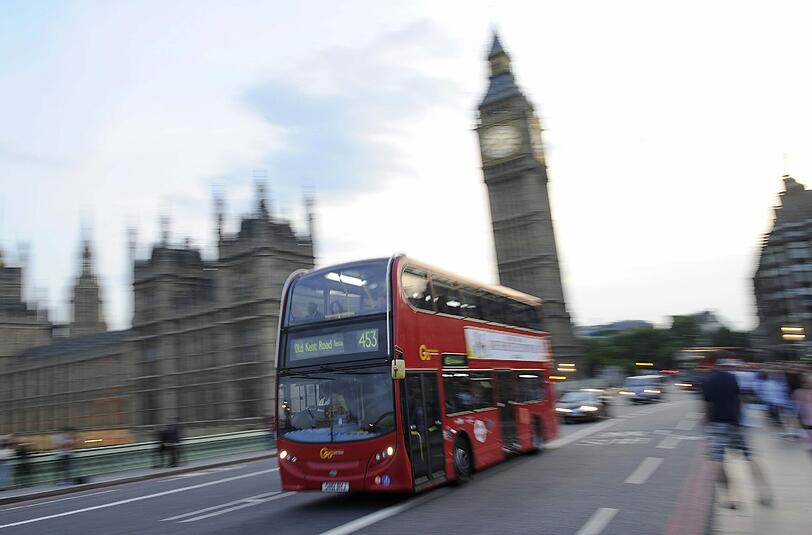 Ein roter Doppeldecker-Bus ist am Sonntag auf der Lambeth Bridge in London explodiert. (Symbolfoto)
