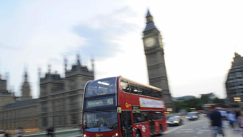 Ein roter Doppeldecker-Bus ist am Sonntag auf der Lambeth Bridge in London explodiert. (Symbolfoto) Ein roter Doppeldecker-Bus ist am Sonntag auf der Lambeth Bridge in London explodiert. (Symbolfoto)