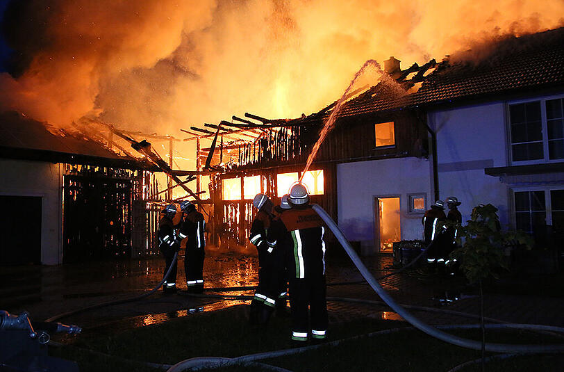 Ein Feuer hat die Lagerhalle komplett vernichtet. Die Bilder.