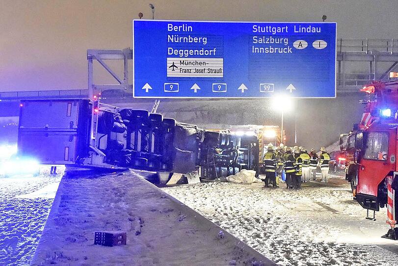 Der Lkw lag über zwei Fahrstreifen verteilt, der Sattelauflieger war ins Schleudern geraten und umgekippt.