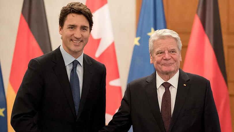Bundespräsident Joachim Gauck (r) empfängt Kanadas Premierminister Justin Trudeau im Schloss Bellevue in Berlin.