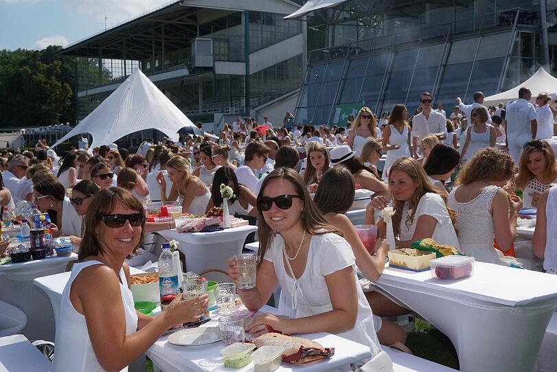 Die Bilder vom White Dinner am Sonntag in Riem.