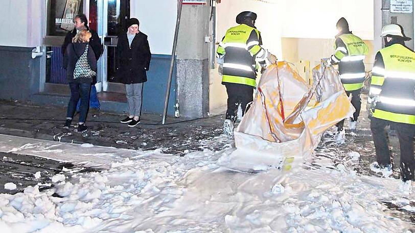 Bilder vom Feuerwehreinsatz in der Schwabinger Hesseloherstraße. Hier geriet Dämmmaterial in Brand, die Einsatzkräfte waren stundenlang im Einsatz.