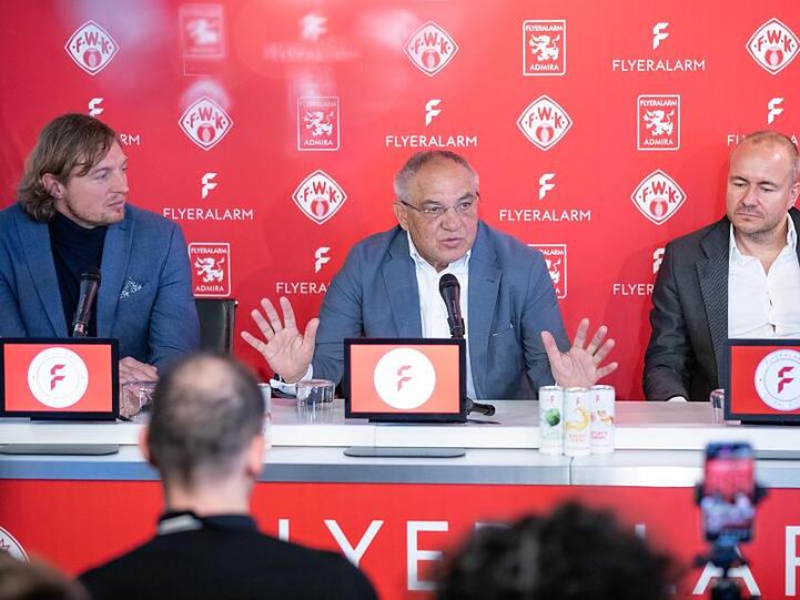 Daniel Sauer (l), Vvorsitzender der Würzburger Kickers, mit Felix Magath und Thorsten Fischer. Foto: Daniel Karmann/dpa/Archivbild