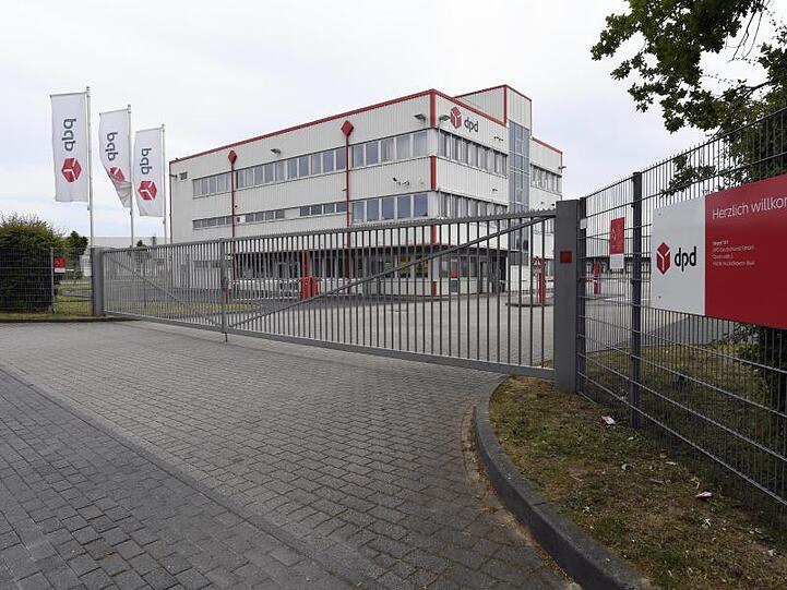 Blick auf die Einfahrt zum Gelände des Paketzustellers DPD in Hückelhoven.