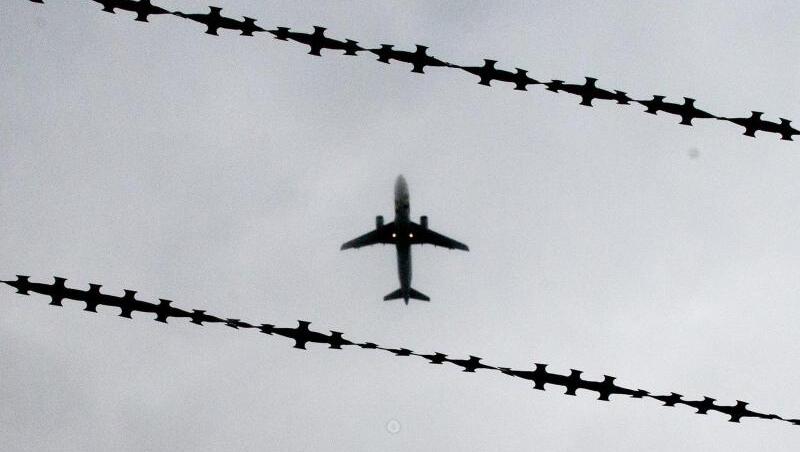 Bei der 18. Sammelabschiebung seit dem ersten Flug im Dezember 2016 sind 40 Afghanen nach Kabul gebracht worden. Bei der 18. Sammelabschiebung seit dem ersten Flug im Dezember 2016 sind 40 Afghanen nach Kabul gebracht worden.