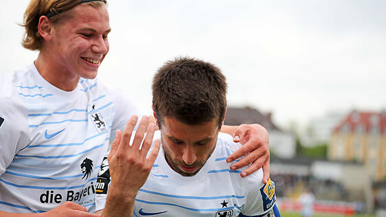 Stefan Lex jubelt über sein Tor zum 1:0 und verbeugt sich vor der Fankurve