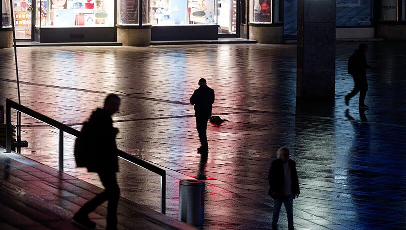 Nicht nur auf der Straße fühlen sich viele Frauen unsicher. (Symbolbild) Nicht nur auf der Straße fühlen sich viele Frauen unsicher. (Symbolbild)