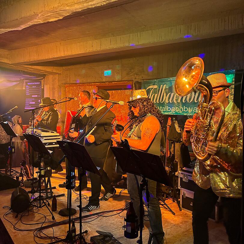 Eine Live-Band trat am Freitagabend auf. Sperrstunde war um 3 Uhr morgens.