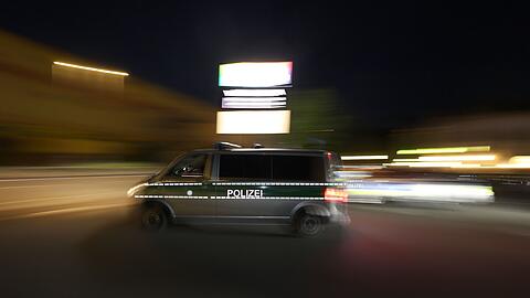 Mit einem Streifenwagen verfolgten Polizisten den Raser. (Symbolbild)