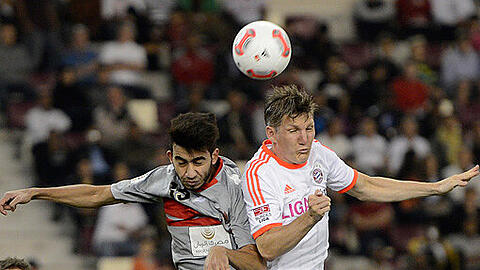 Bastian Schweinsteiger und Lekhwiyas A. Yasser kämpfen um den Ball.