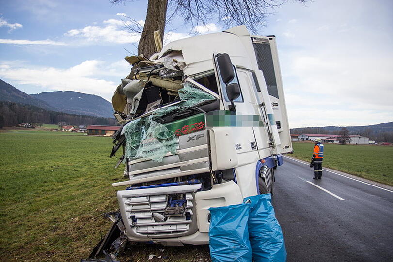 Die Bilder vom Lkw-Unfall in Anger.