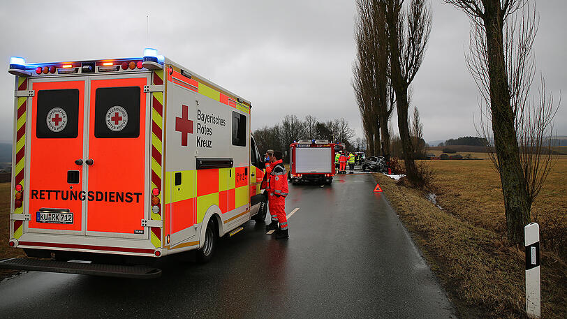 Das Auto ist vollkommen ausgebrannt, der Fahrer tot. Die Feuerwehr konnte nichts mehr für ihn tun.
