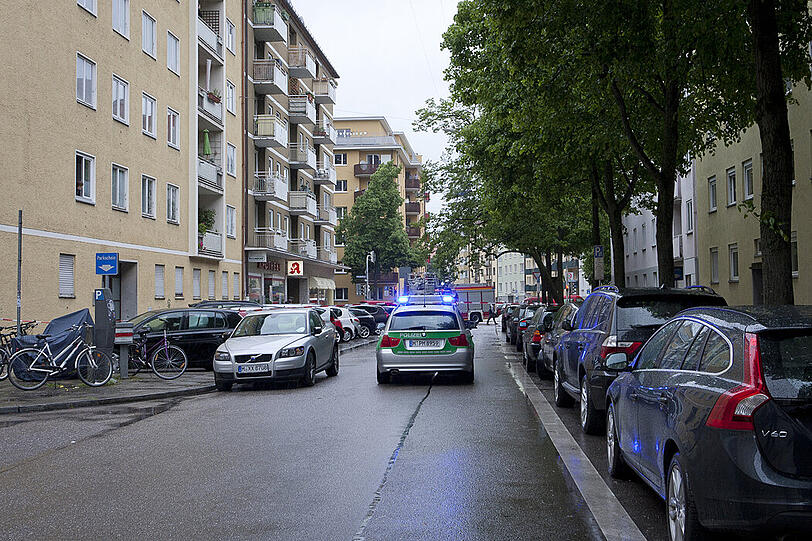 Sperre in der Hiltenspergerstraße: Die Polizei riegelte den Gefahrenbereich ab.