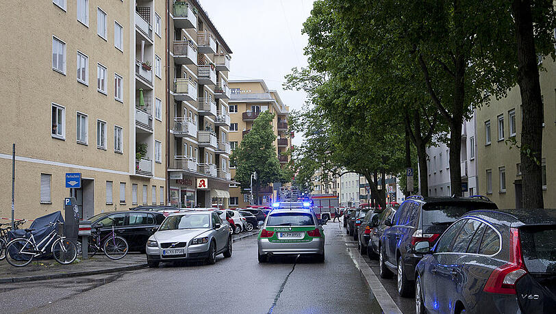 Sperre in der Hiltenspergerstraße: Die Polizei riegelte den Gefahrenbereich ab. Sperre in der Hiltenspergerstraße: Die Polizei riegelte den Gefahrenbereich ab.
