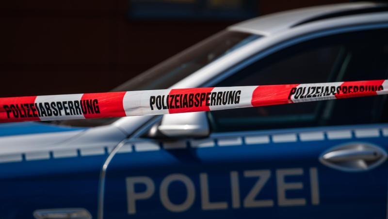 Ein Polizeiauto steht hinter einer Polizeiabsperrung. Foto: Robert Michael/dpa-Zentralbild/dpa/Archivbild Ein Polizeiauto steht hinter einer Polizeiabsperrung. Foto: Robert Michael/dpa-Zentralbild/dpa/Archivbild