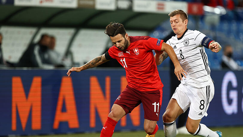Renato Steffen und Toni Kroos (r.) kämpfen um den Ball. Renato Steffen und Toni Kroos (r.) kämpfen um den Ball.