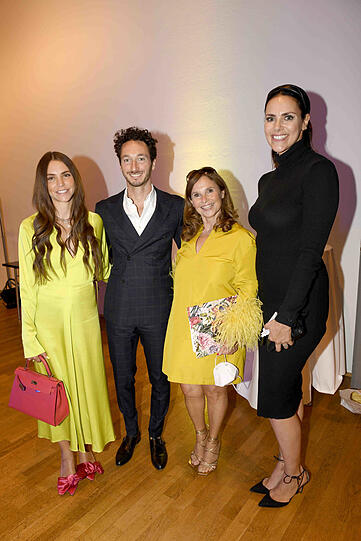 Judith Epstein mit Sohn Niki und seiner Frau Gloria (l.), rechts Moderatorin Esther Sedlaczek.